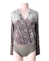 Body en velvet escote cruzado