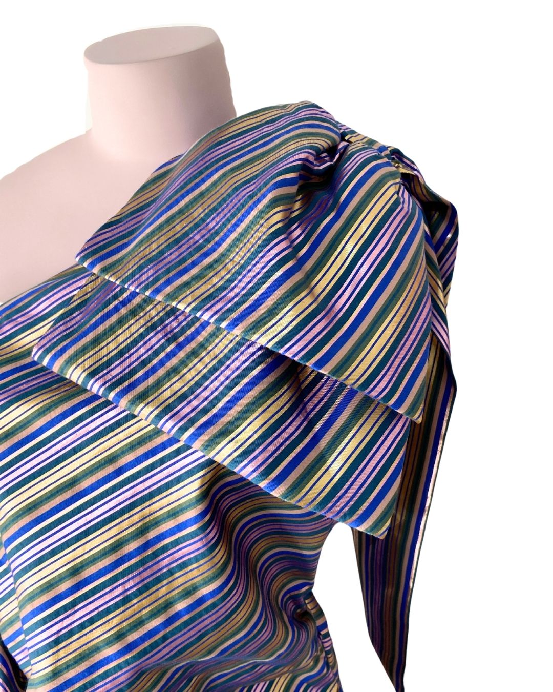 Blusa one shoulder maxi lazo