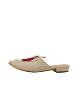 Mules con aplique bordado