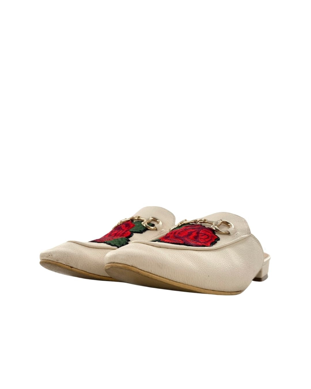 Mules con aplique bordado