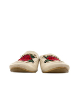 Mules con aplique bordado