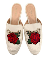 Mules con aplique bordado