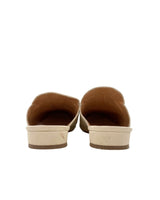 Mules con aplique bordado