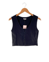 Top sleeveless con aberturas