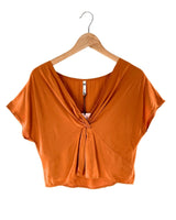 Blusa crop anudada