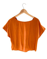 Blusa crop anudada
