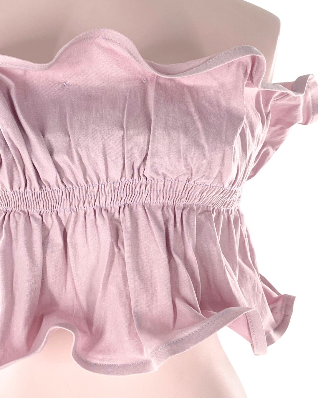 Crop top strapless con vuelo