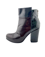 Botines en charol con textura