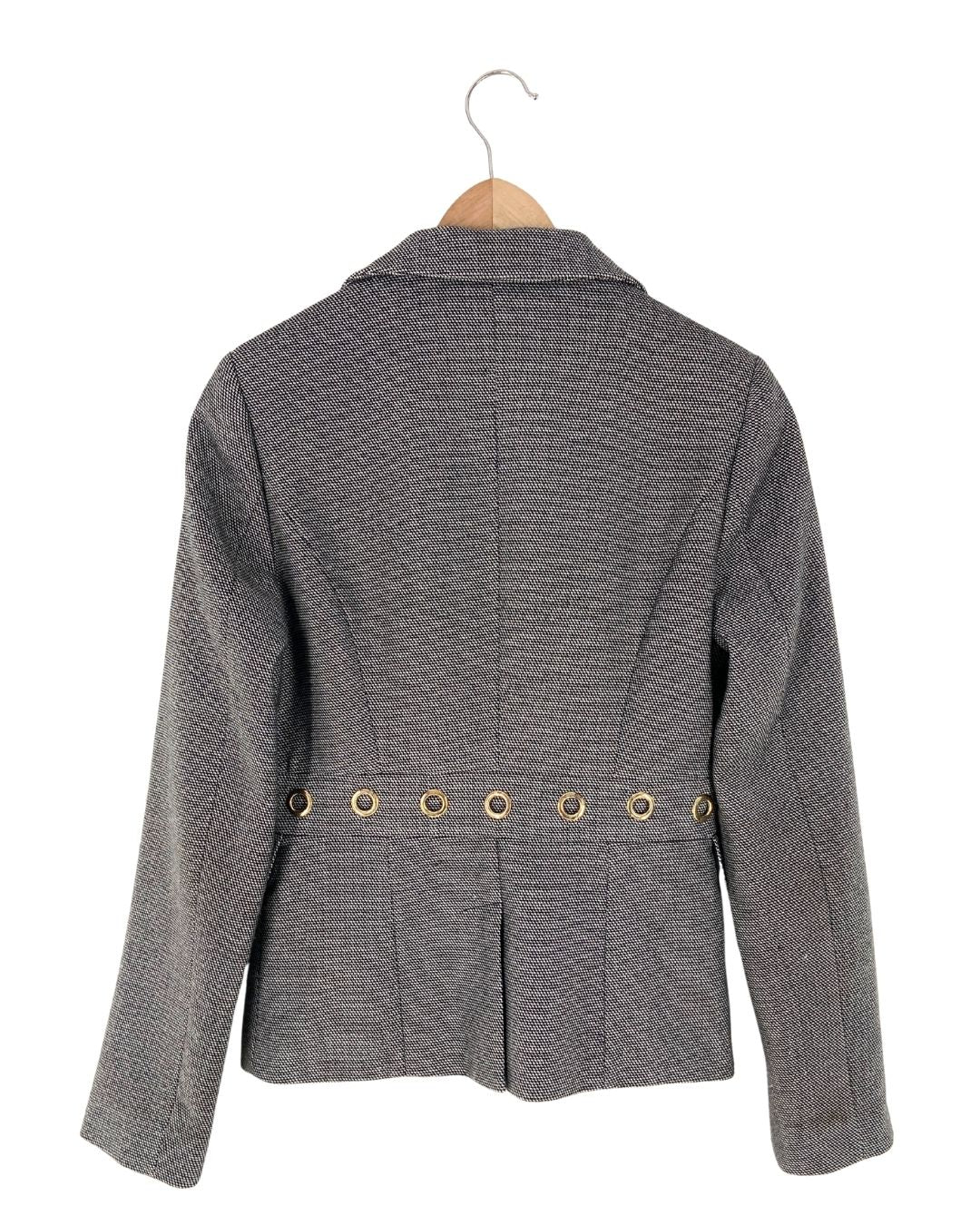 Blazer con textura y ojaletes