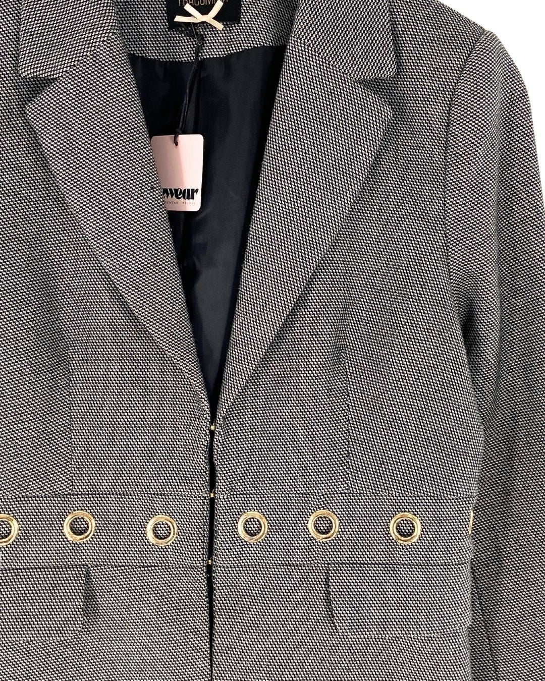 Blazer con textura y ojaletes