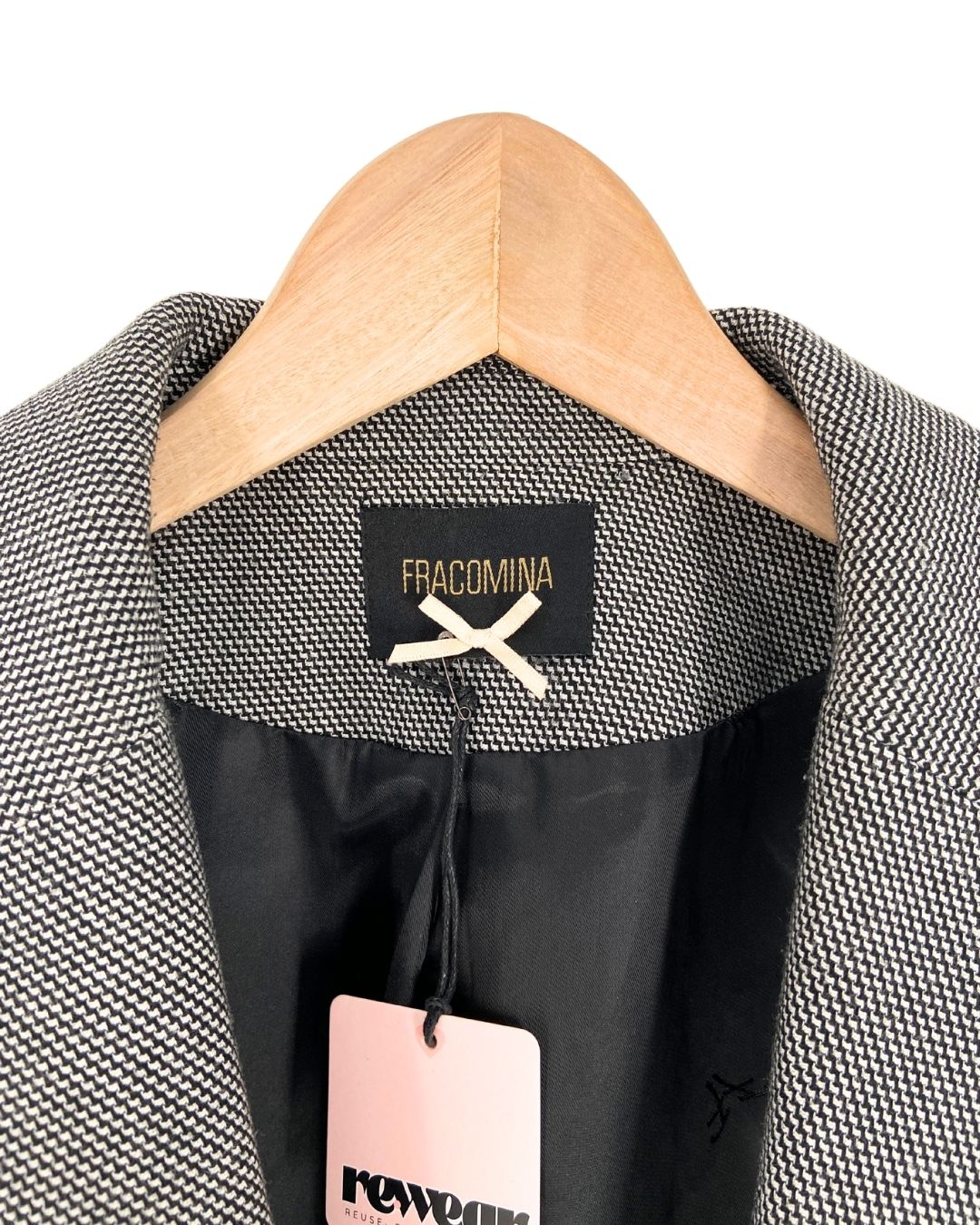 Blazer con textura y ojaletes