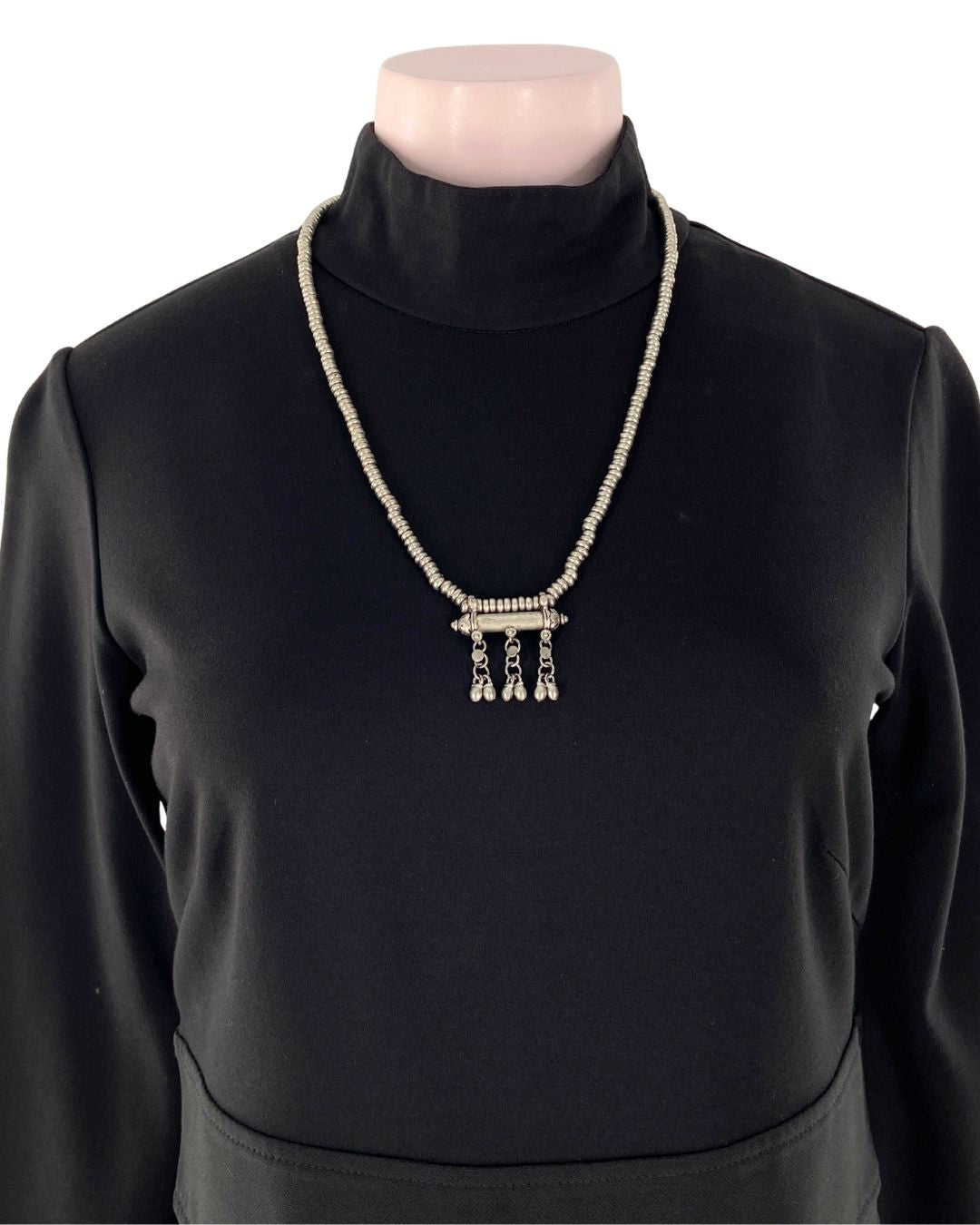 Collar con dije cilindrico