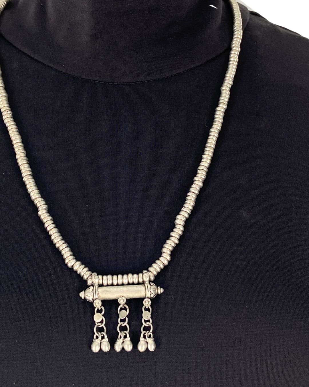 Collar con dije cilindrico