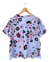 Blusa con vuelo en delantero