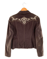 Chaqueta abotonada y bordada