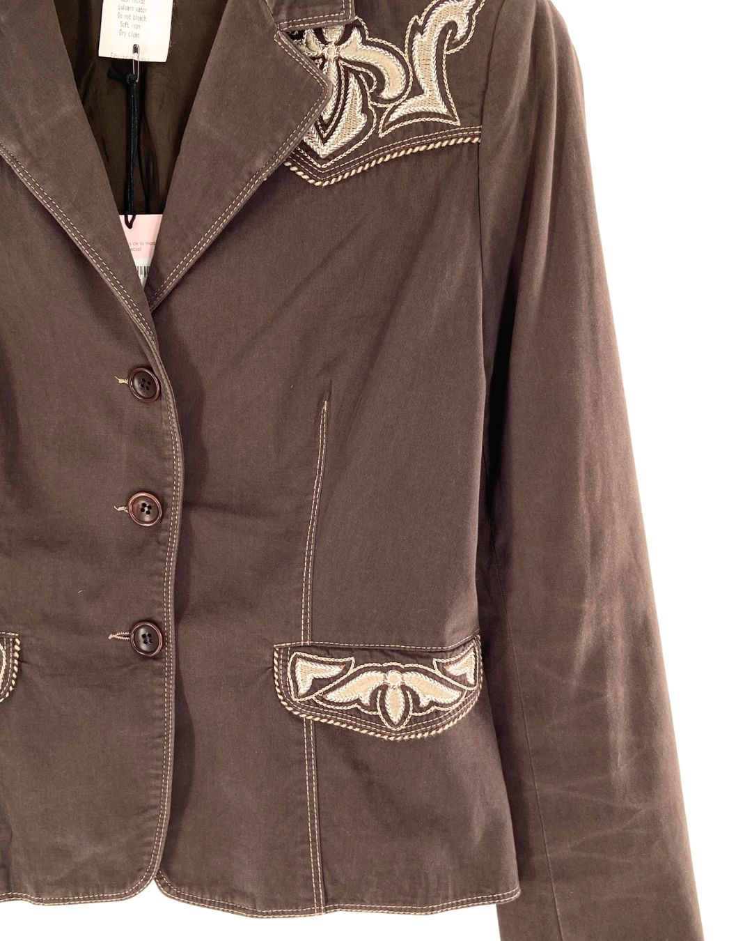 Chaqueta abotonada y bordada