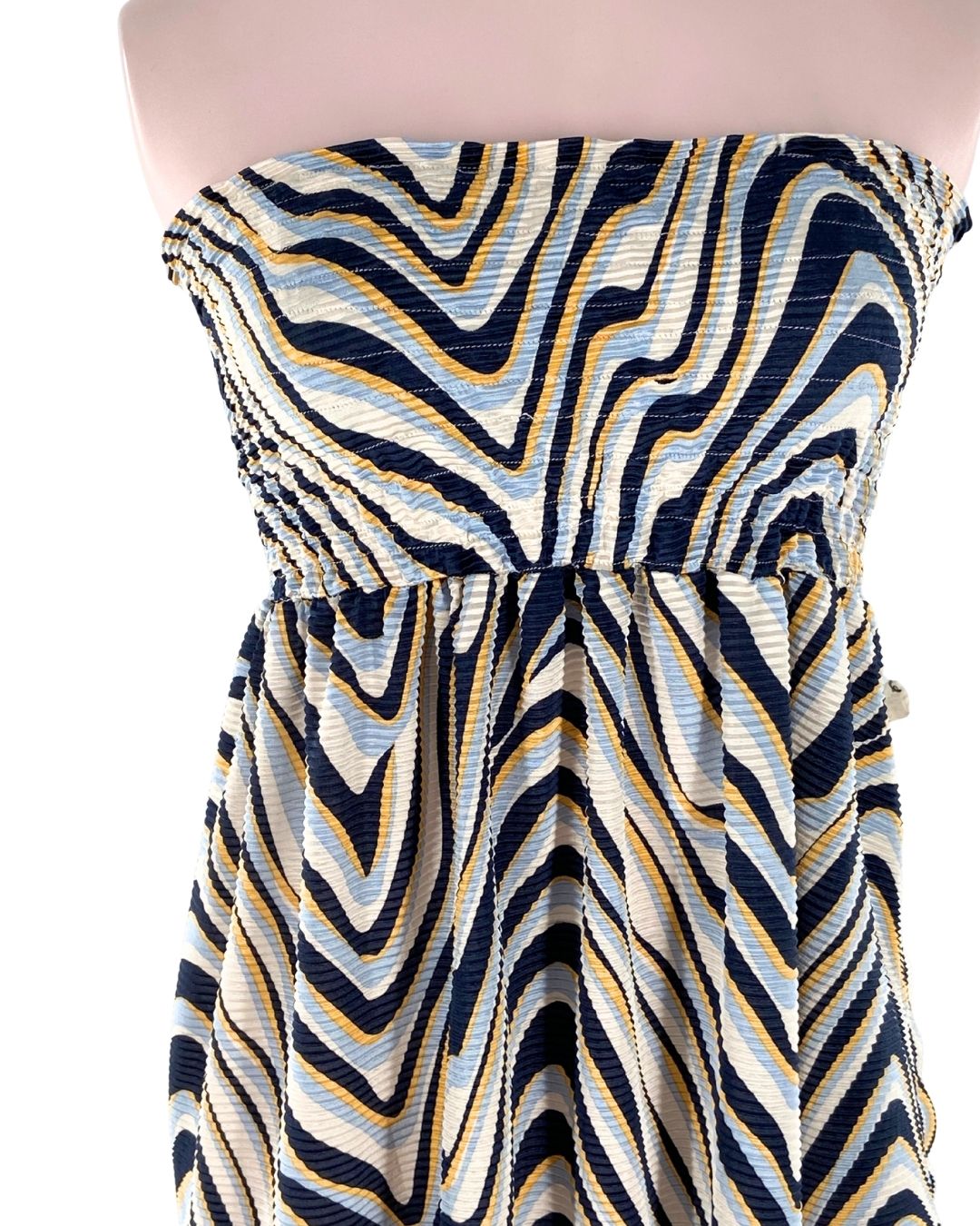 Vestido strapless con textura