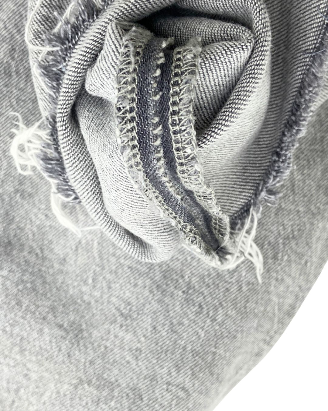 Mom jean en denim rigido botas