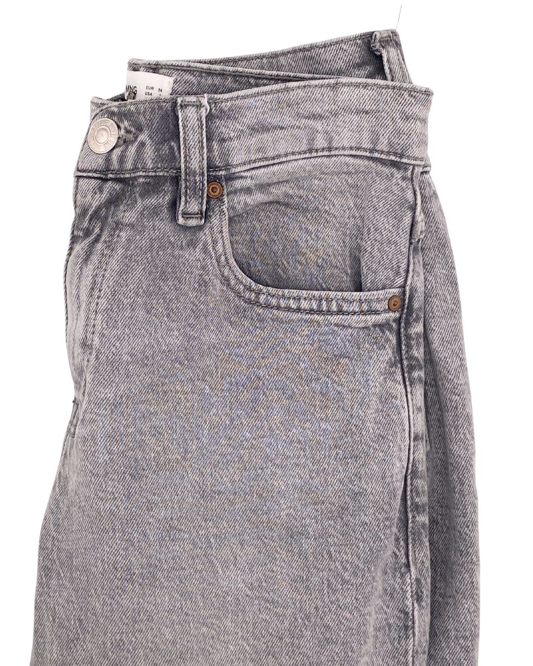 Mom jean en denim rigido botas