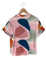 Camisa cuello en V con print
