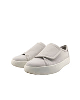 Tenis con cierre en velcro