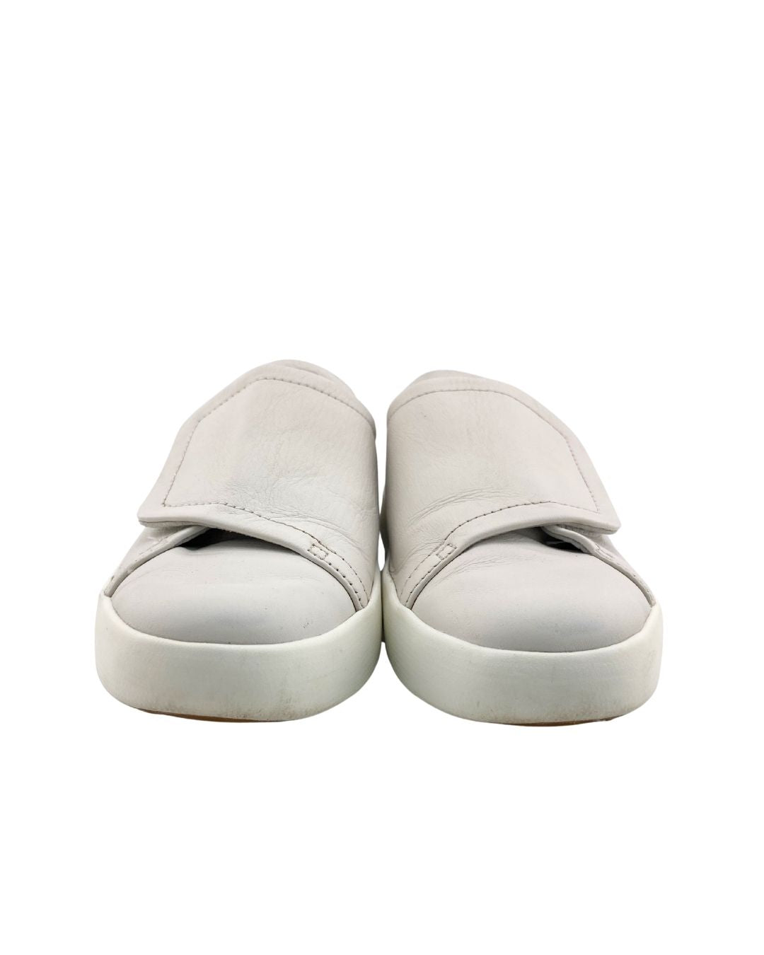 Tenis con cierre en velcro