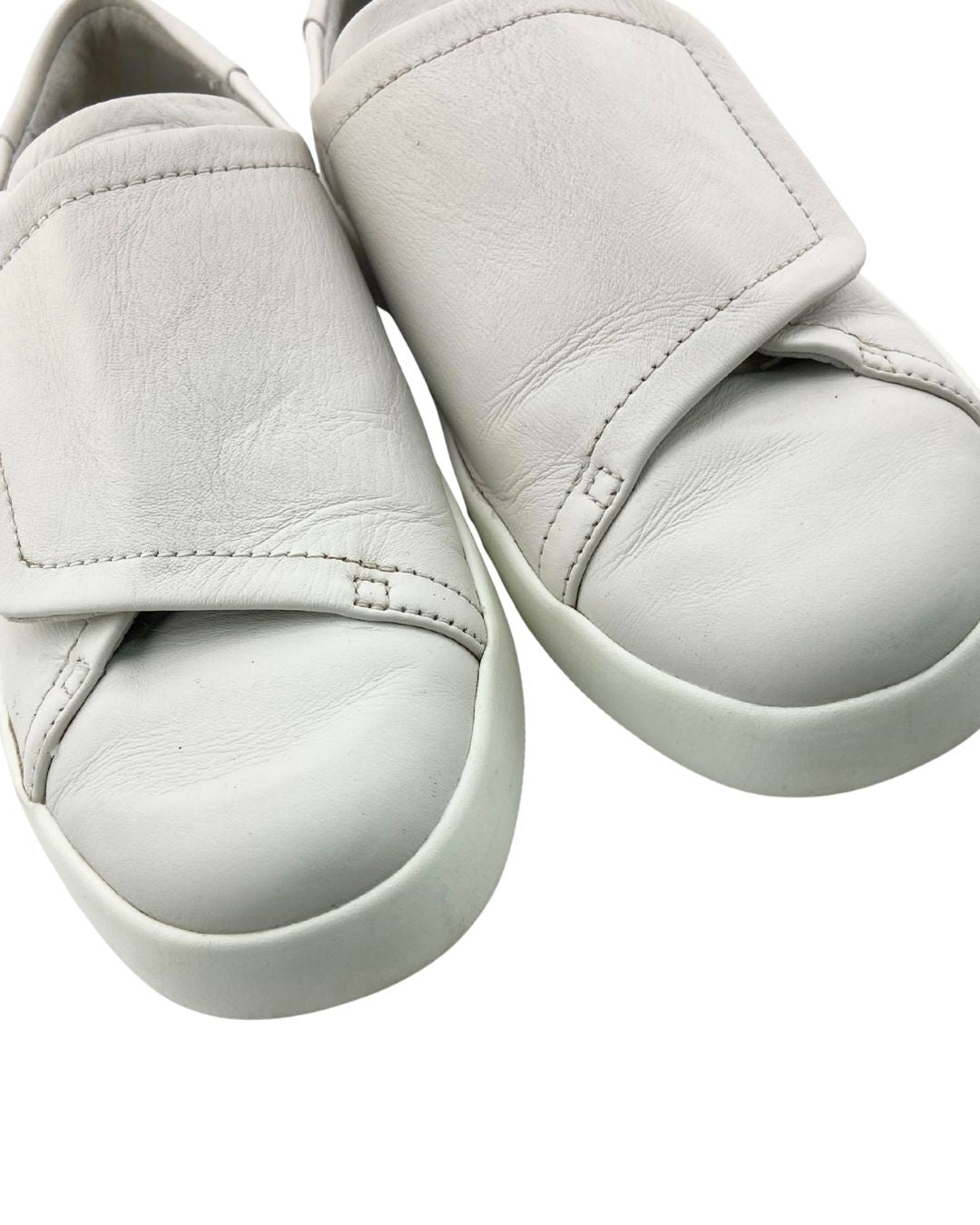 Tenis con cierre en velcro