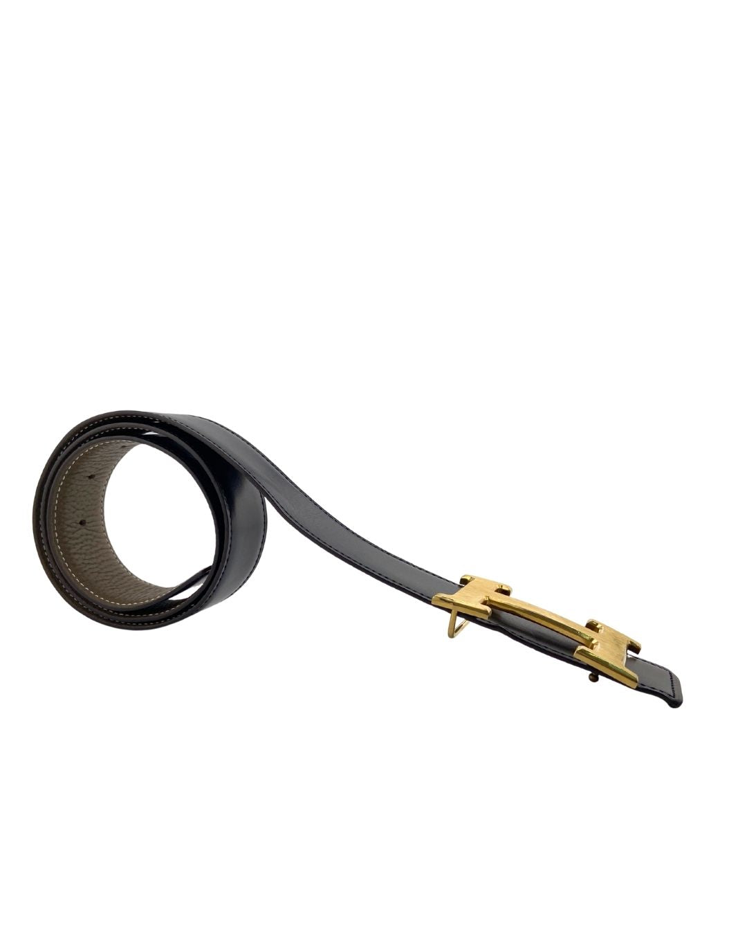 Cinturón en cuero con herraje