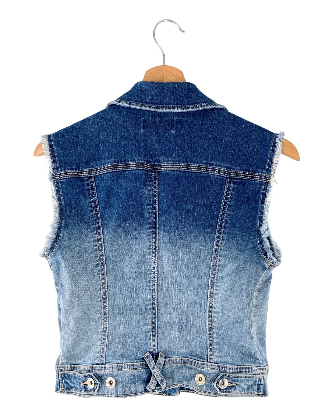 Chaleco en denim con flecos