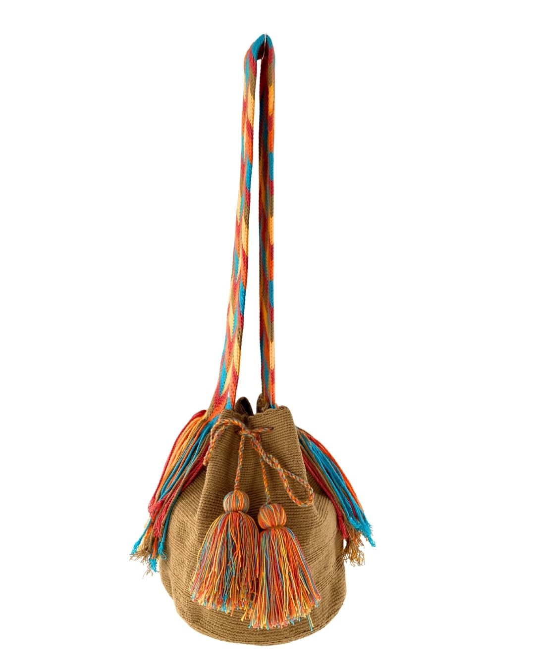 Mochila wayú colgante y borlas