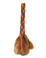 Mochila wayú colgante y borlas