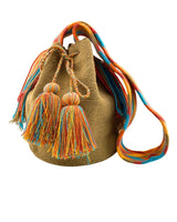 Mochila wayú colgante y borlas