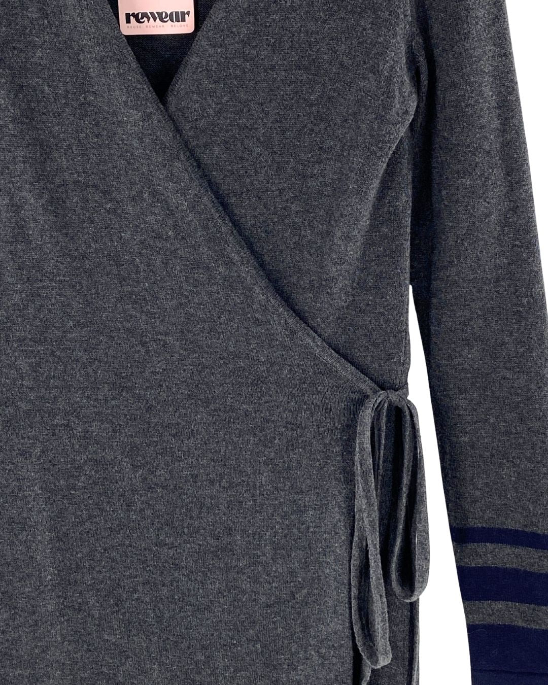 Vestido wrap tejido con lineas