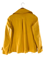 Abrigo abotonado con bolsillos