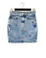 Falda mini en denim rigido