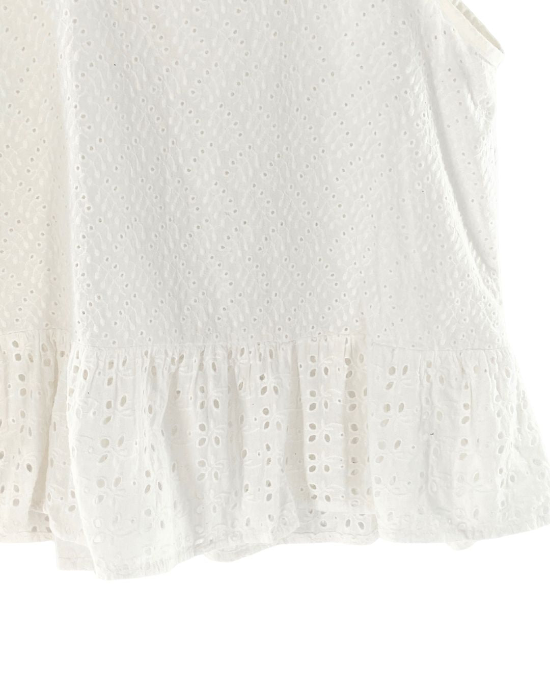 Blusa en ojalilo con vuelo