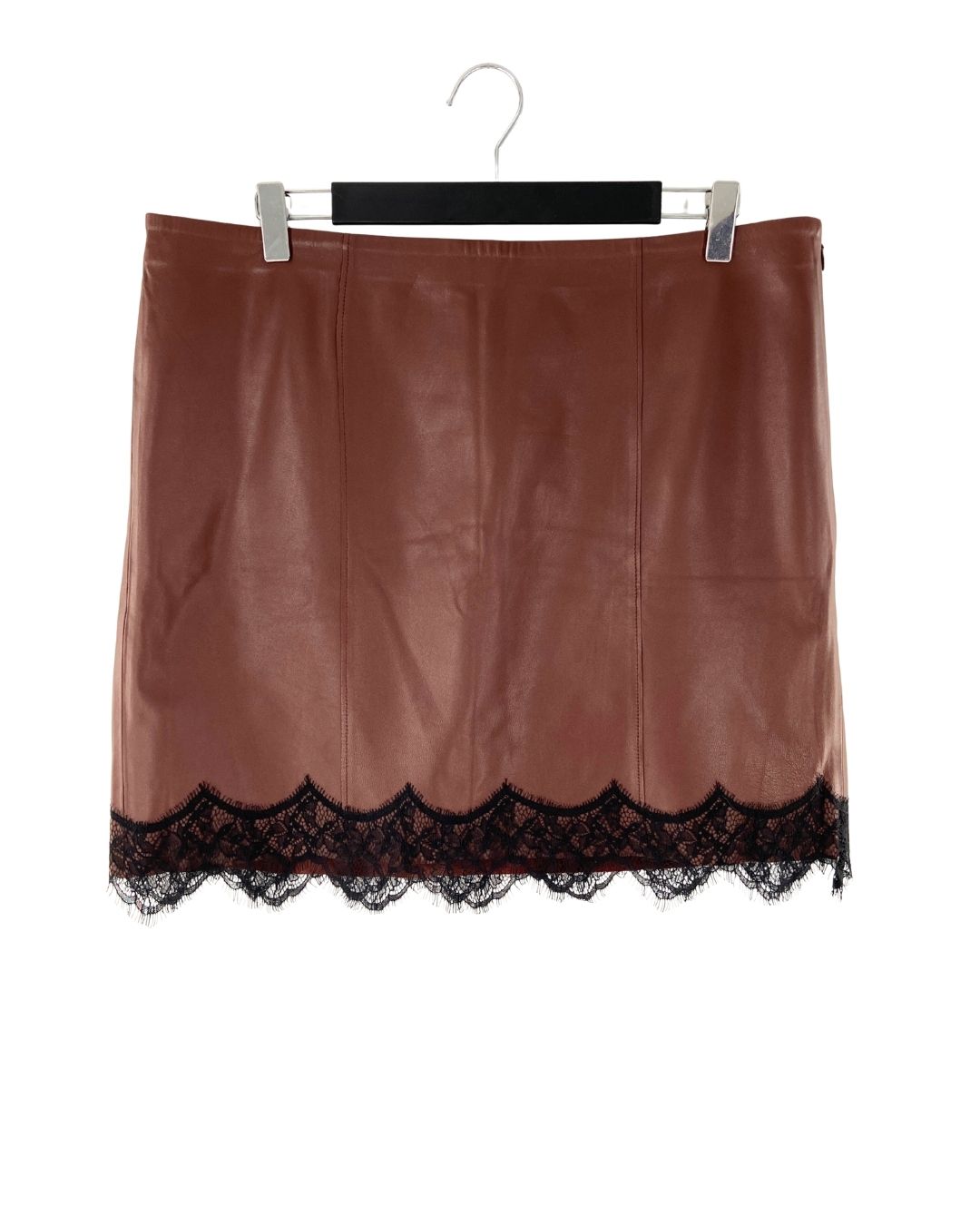 Falda midi en cuero con encaje