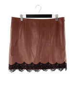 Falda midi en cuero con encaje