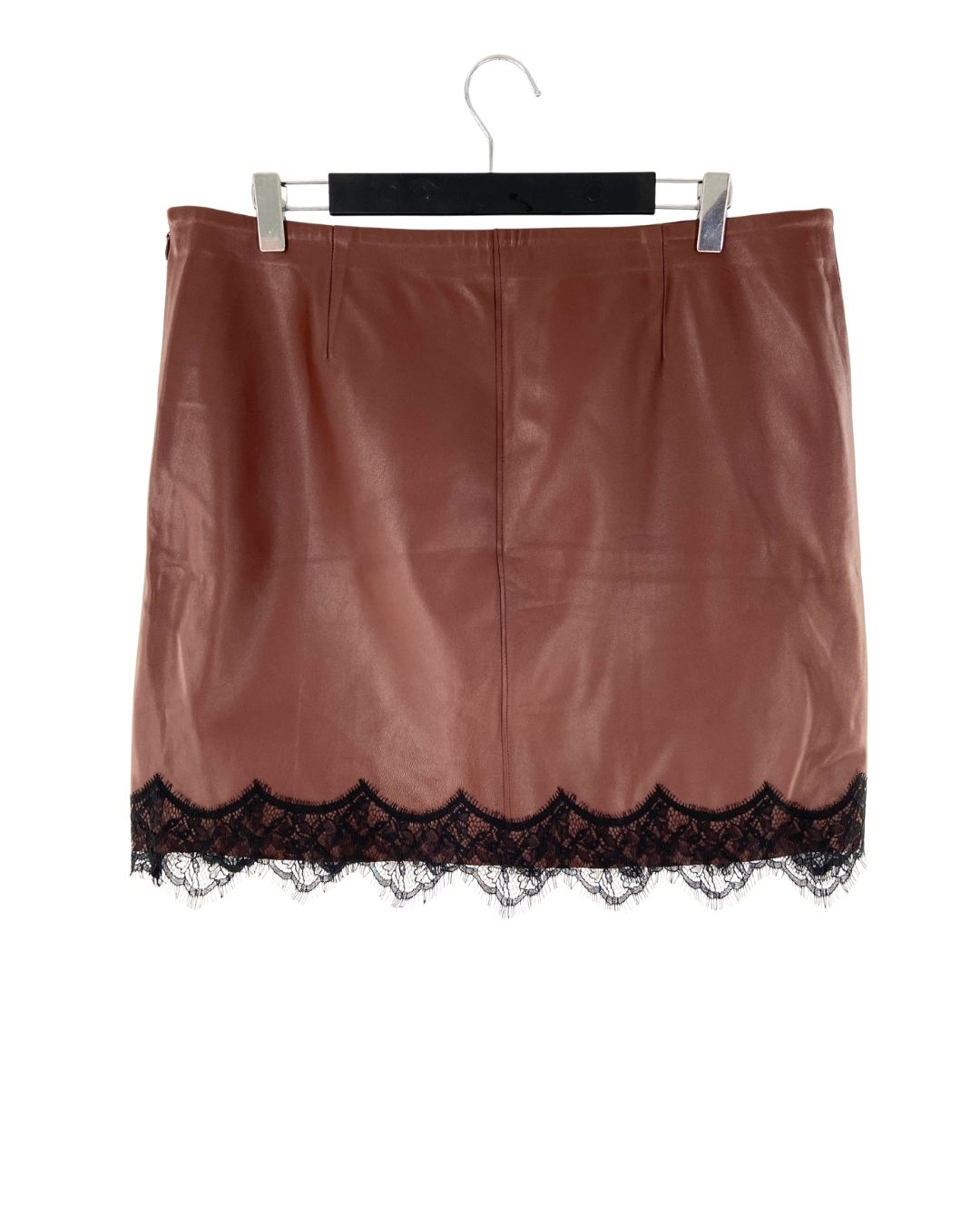 Falda midi en cuero con encaje