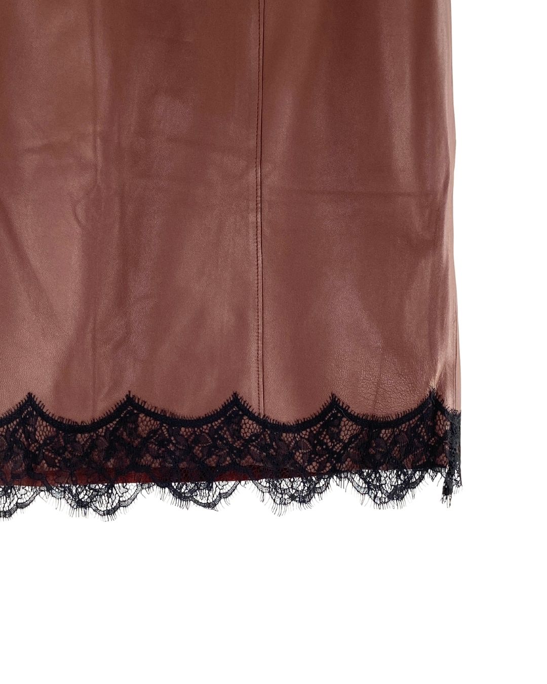 Falda midi en cuero con encaje