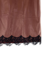 Falda midi en cuero con encaje