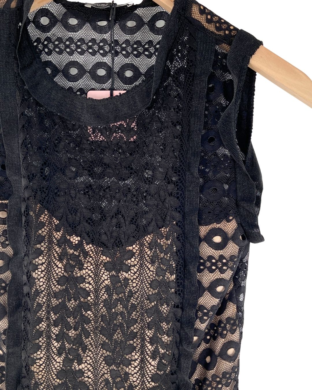 Blusa sleeveless en blonda