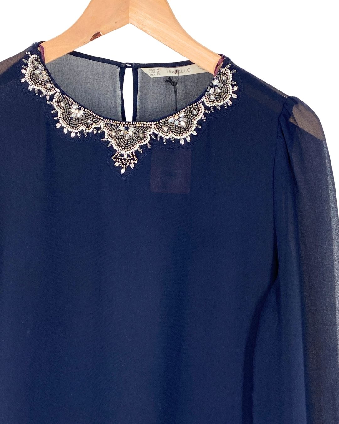 Blusa traslucida con recamado