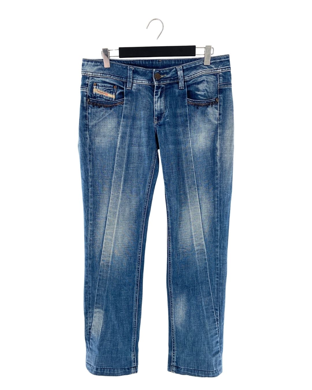 Jean rigido con detalles