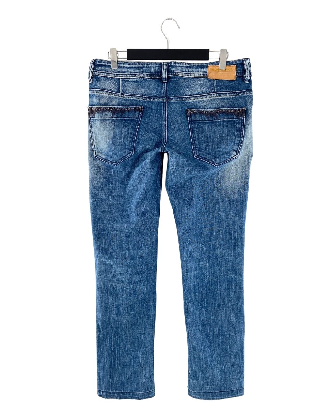 Jean rigido con detalles