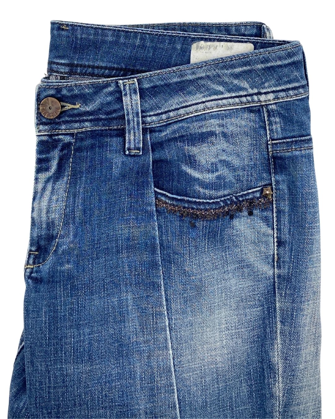 Jean rigido con detalles