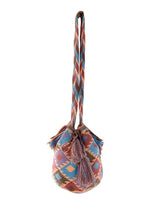 Mochila tejida con diseño