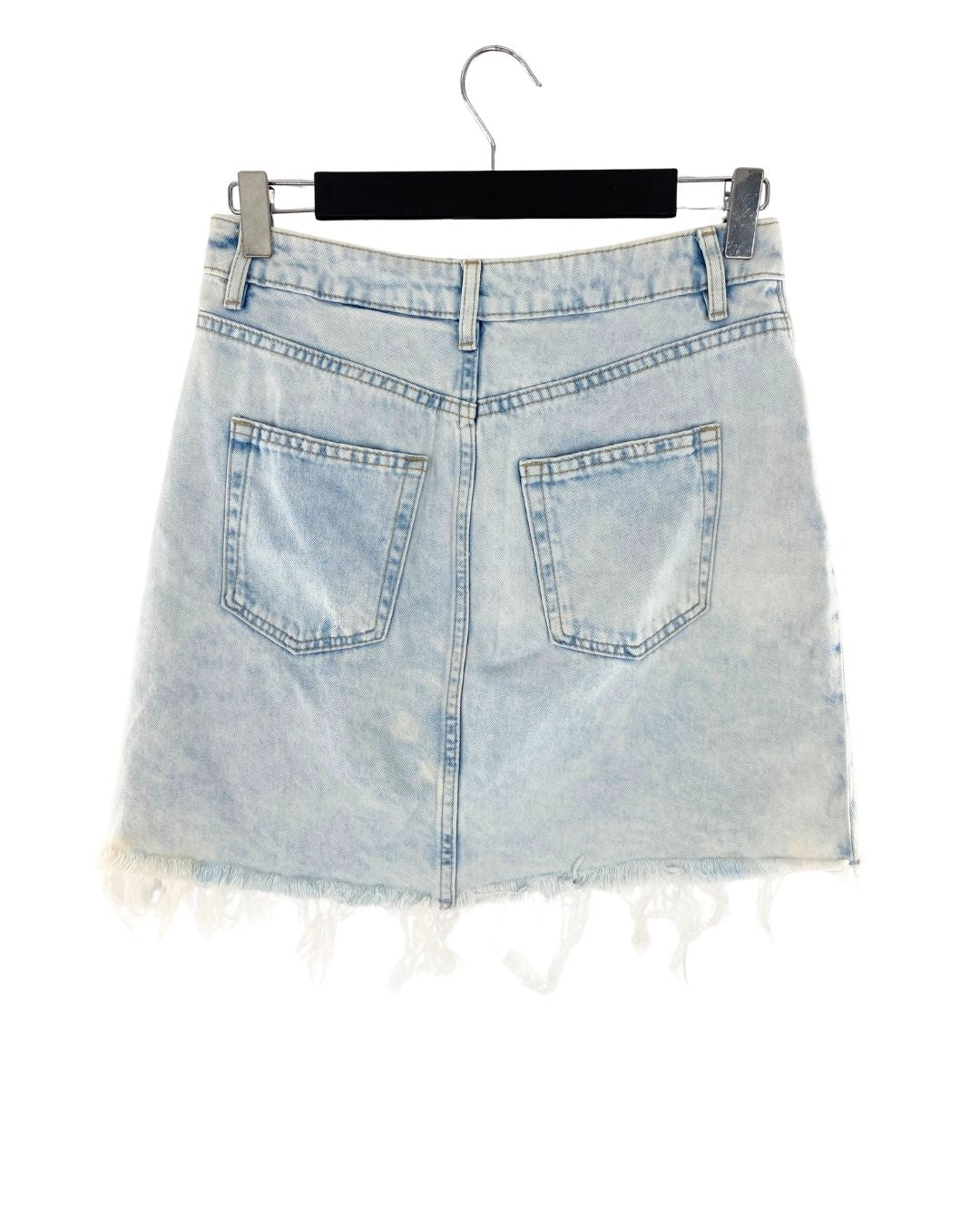 Falda mini en denim destroyed