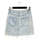 Falda mini en denim destroyed