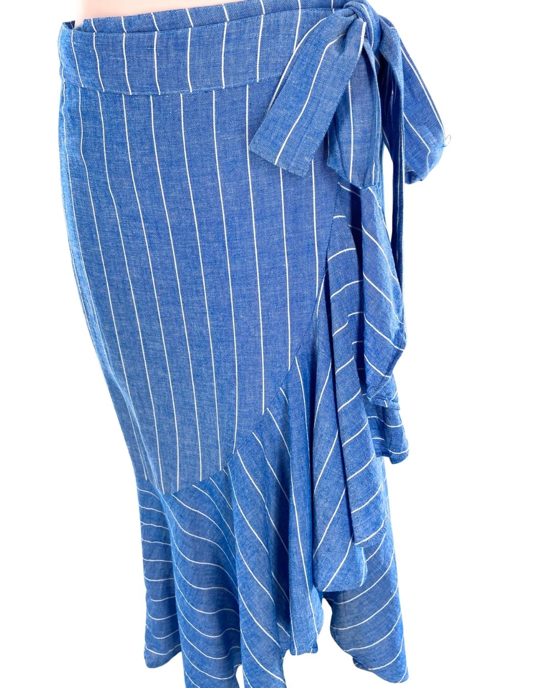 Falda wrap a rayas con vuelo